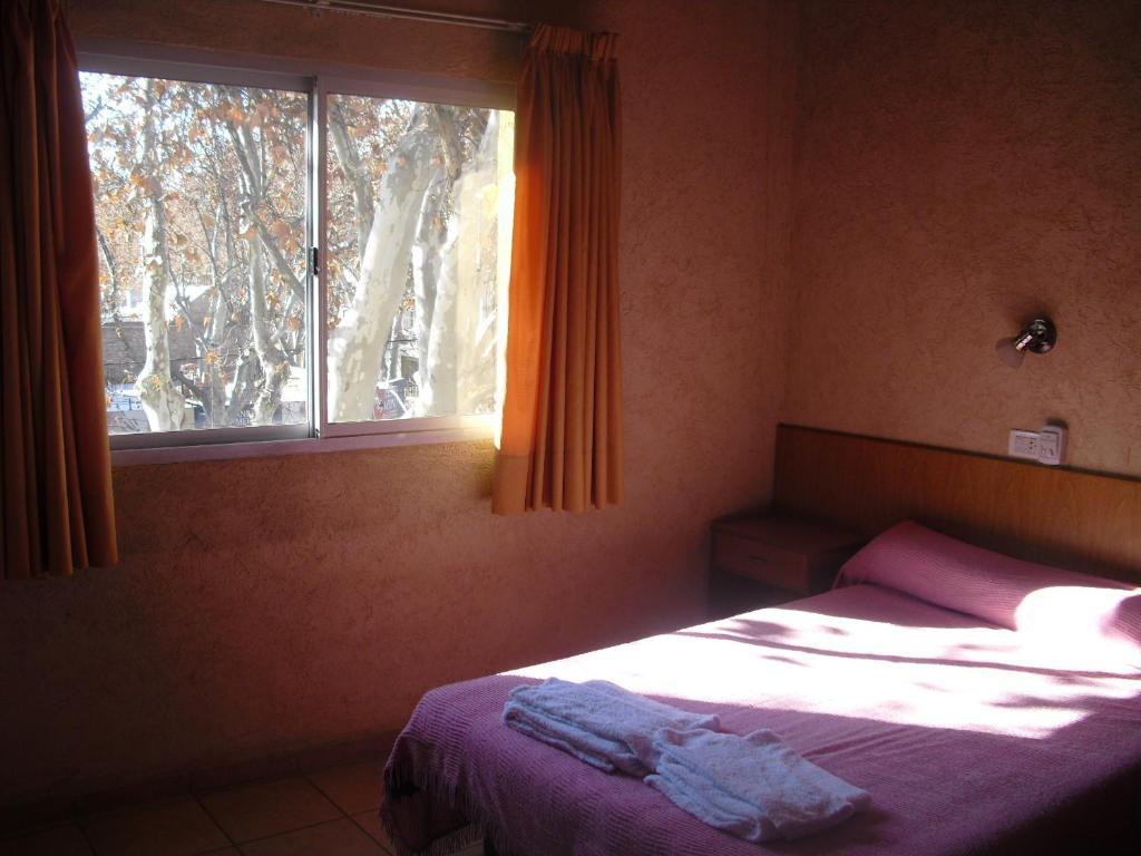 Central Hotel *